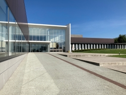 図書館・美術館・都市公園の複合開発PFI、まなびあテラス（山形県東根市）